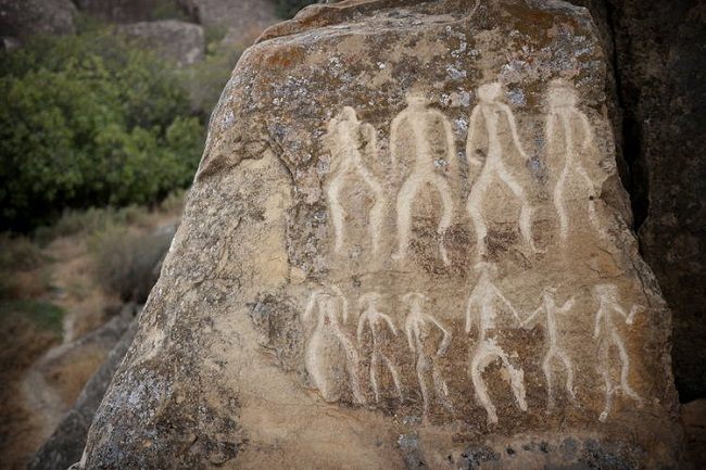 لمس زیبایی در بازدید از اثر سنگی و هنری قبوستان باکو