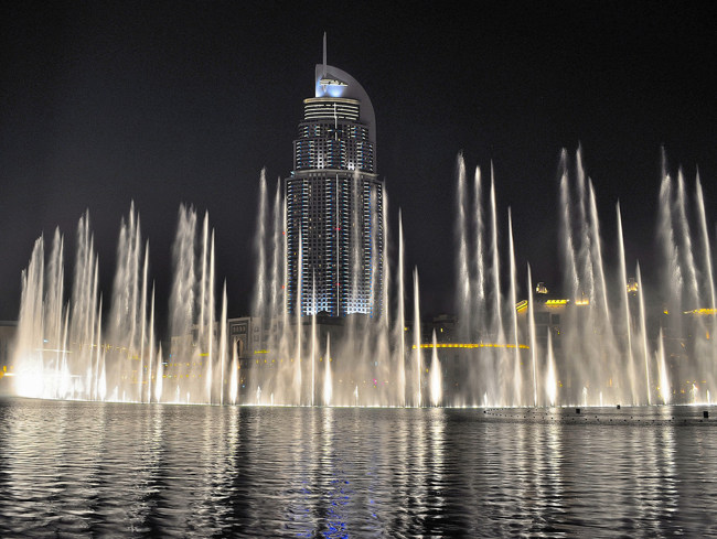 آب نمای دبی آمیزه‌ای از هنر مهندسان آمریکایی در رقص آب با موسیقی‌های مشهور دنیا