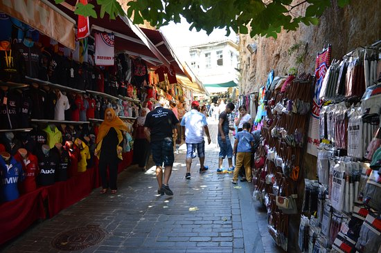 تور آنتالیا- بازارهای محلی کاله ایچی  یکی از سنتی‌ترین بازارهای شهر آنتالیا