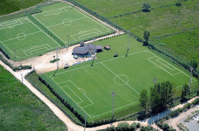 بازی فوتبال در منطقه‌ی جذاب و زیبای بلک با استفاده از زمین‌های هموار این منطقه