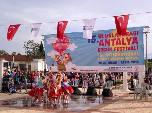 جشنواره در آنتالیا  یکی از جاذبه‌های گردشگری منطقه‌ی آنتالیا در کشور ترکیه