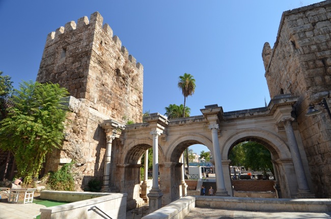 مکان تاریخی گردشگری؛ دروازه هادریان در شهر آنتالیا کشور ترکیه