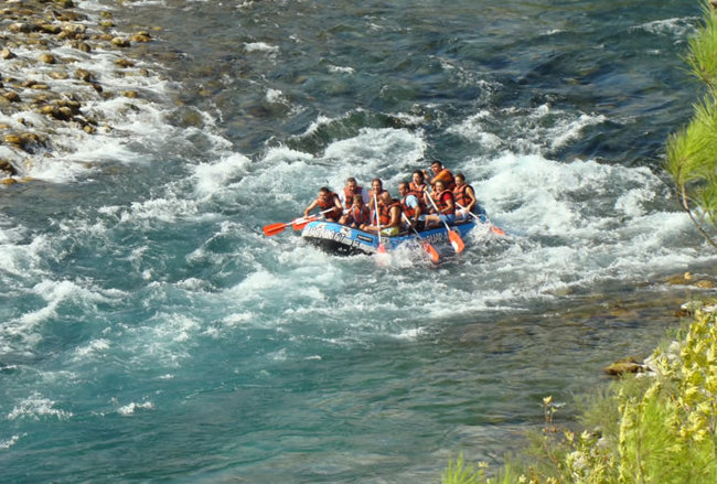 تجربه‌ی آدرنالین و نهایت هیجان با رافتینگ در رودخانه‌های خروشان آنتالیا