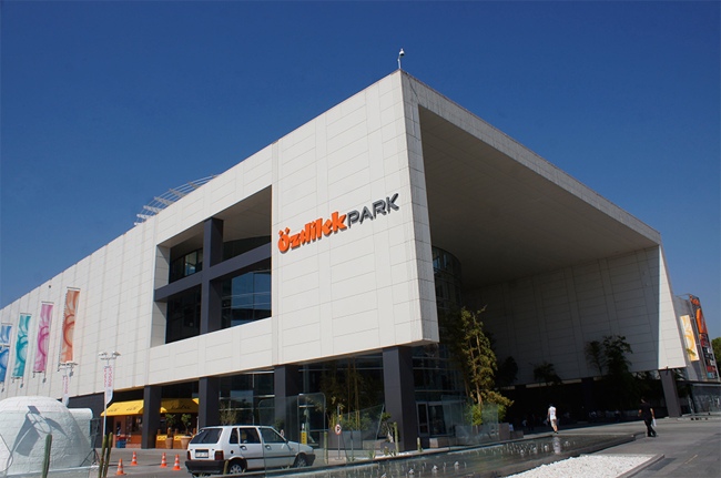 فروشگاه ozdilek shopping centers یکی از بهترین مراکز خرید در آنتالیا