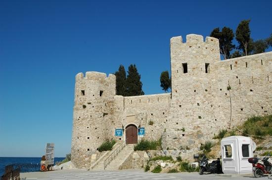 قلعه کوش آداسی مکانی تاریخی و دیدنی