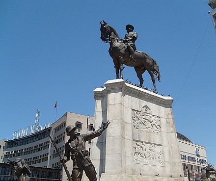 مجسمه پیروزی (مجسمه ظفر Zafer Anıtı) یادگاری از پیروزی مردم در جنگ استقلال و آزادی ترکیه