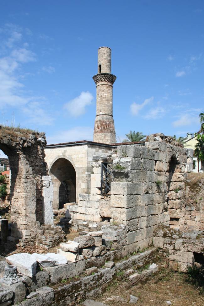 کسیک مناره آنتالیا یادگاری از دوران تسلط رومی‌ها که در ترکیه قرار دارد