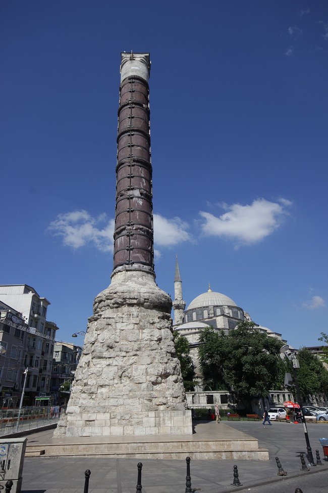 ستون کنستانتین استانبول حامل و نگه دارنده خدایان رومی، مقدسات مسیحی و نماد ترکیه مسلمان