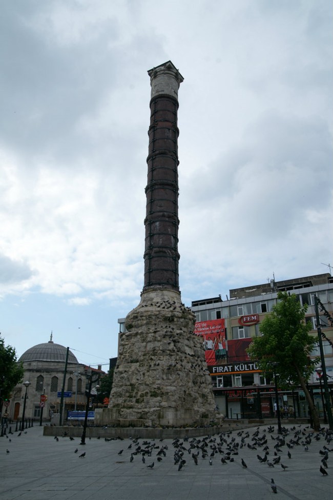 ستون کنستانتین استانبول حامل و نگه دارنده خدایان رومی، مقدسات مسیحی و نماد ترکیه مسلمان