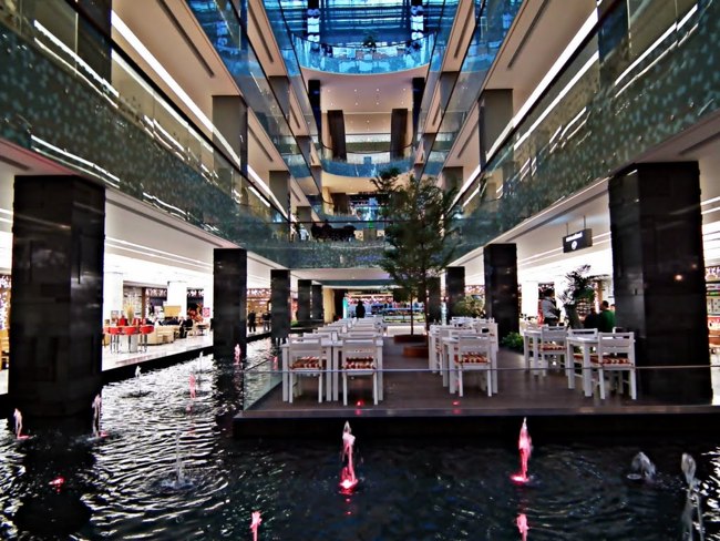 مرکز خرید سفیر استانبول همنشین یکی از آسمان خراش‌های این شهر زیبا