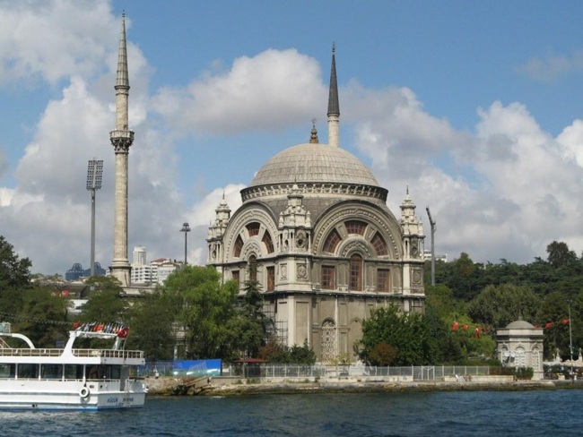 مسجد دلمه باغچه استانبول، مسجدی زیبا در ساحل به سفر