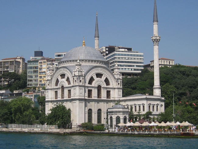 مسجد دلمه باغچه استانبول، مسجدی زیبا در ساحل به سفر