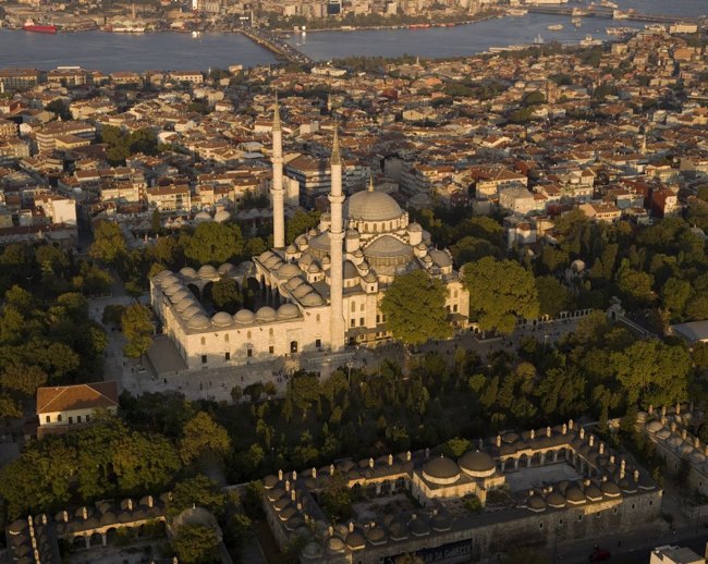 مسجد فاتیح استانبول همزیستی اسلام و مسیحت