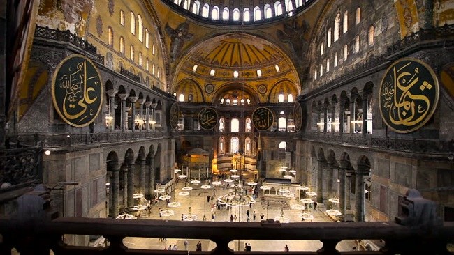 موزه ایا صوفیه استانبول یکی از شگفتی‌های جهان که شما را به دل تاریخ شهر استانبول می‌برد