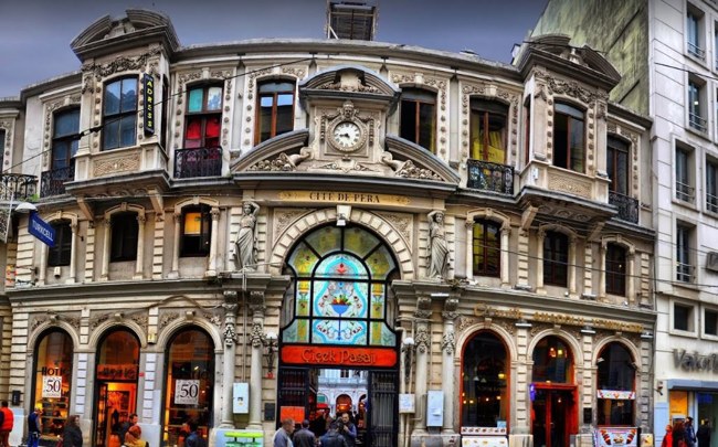 پاساژ چیچک استانبول cicek pasaji پاساژی به یادگار مانده از قرن 19
