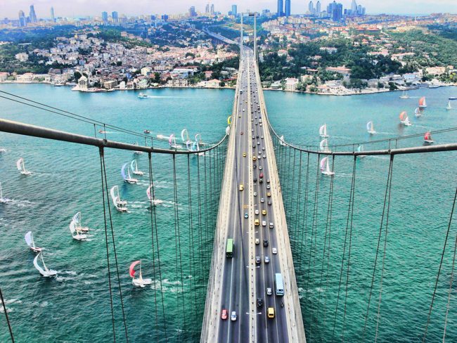پل بسفر استانبول دست‌هایی که دو سوی یک شهر را به هم متصل کرده‌اند