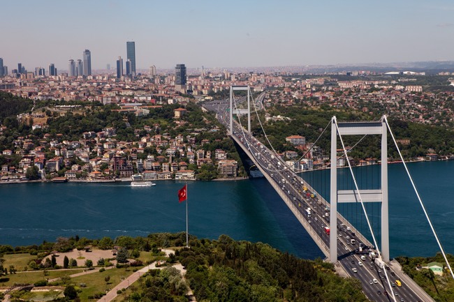 پل بسفر استانبول دست‌هایی که دو سوی یک شهر را به هم متصل کرده‌اند