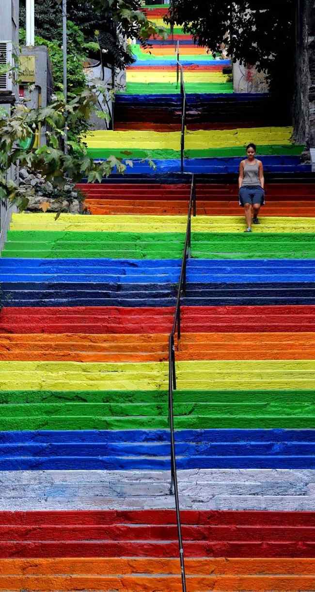 پله‌های رنگی استانبول دلیلی برای لبخند