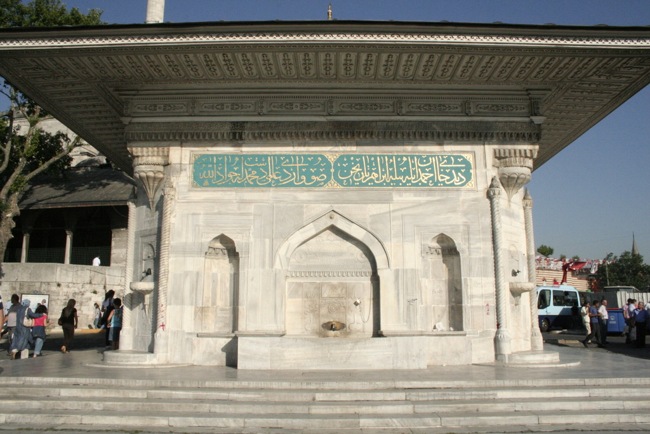 چشمه سلطان احمد سوم در استانبول بنایی بی نظیر در ورودی مسجد ایاصوفیه