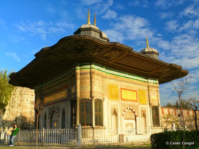 چشمه سلطان احمد سوم در استانبول بنایی بی نظیر در ورودی مسجد ایاصوفیه