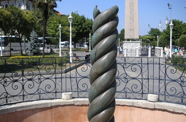 ییلان لی سوتون استانبول نمادی برای پیروزی و اقتدار، ستونی به شکل ماری با سه سر قطع شده