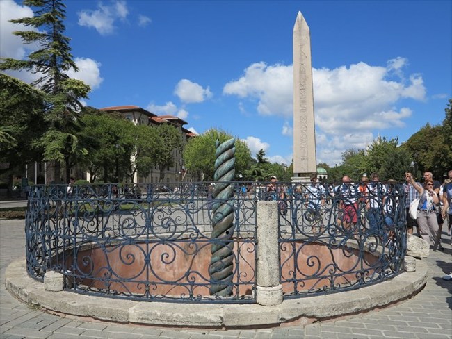 ییلان لی سوتون استانبول نمادی برای پیروزی و اقتدار، ستونی به شکل ماری با سه سر قطع شده